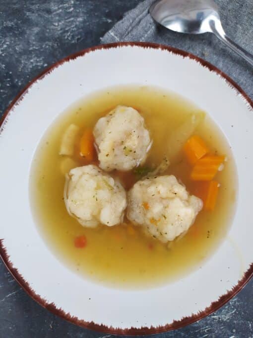 Glutenfreie Rezepte: Semmelknödel-Suppe in einer rustikalen Platte serviert