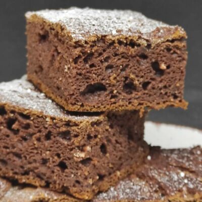 Backkürbis-Schokoladenkuchen serviert (auf Glutenfreie Rezepte)