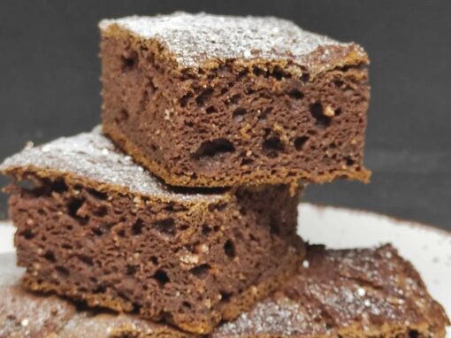 Backkürbis-Schokoladenkuchen serviert (auf Glutenfreie Rezepte)