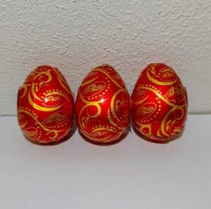3 Schokoladeneier in roter Hülle